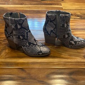 NWT size 7.5 boots